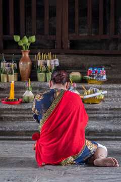 Mujer rezando a Buda en los templos de Angkor Wat, Camboya