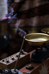 barra de incienso soltando el humo aromático y quemándose