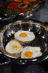 huevos de gallina, fritos ecológicos en una cacerola cocinados sin aceite