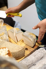 cuñas de queso de cabra artesanal y ecológico