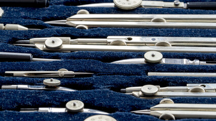 Compass for drawing construction drawings