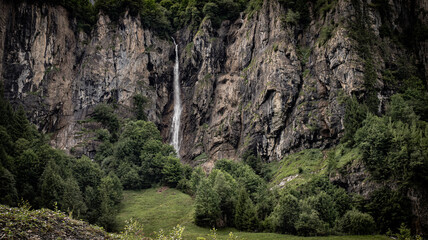 chute d'eau dans les grisons alpes suisses