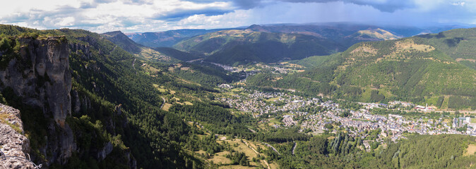 Panorama sur la ville de Florac depuis le causse M&eacute;jean