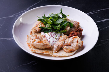 Creamy Chicken Flatbread Plate With Yogurt Sauce, Parsley