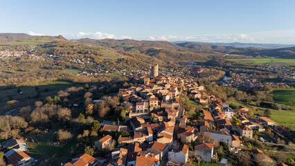 Vue aérienne sur le beau village de Montpeyroux en Auvergne l'un des plus beaux villages de France © Alexandre