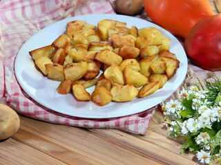 Patate arrosto dorate servite su un piatto bianco 211b