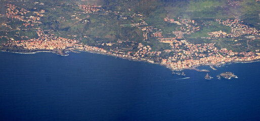 Vista aerea della costa di Aci Trezza con i Faraglioni dei Ciclopi nel Mar Ionio 55c56