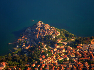 Anguillara Sabazia, vista aerea del borgo storico sul Lago di Bracciano, Anguillara Sabazia 901