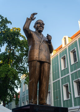 Willemstad, Curacao: Statue of Moises Frumencio da Costa Gomez, the first Prime Minister of the Netherlands Antilles. Gomezplein or Gomez Square.