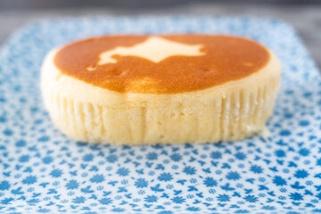 横から見たしっとりスフレパンケーキ