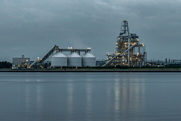 夜明け前のバイオマス発電所