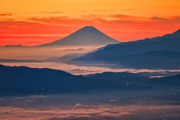 朝焼けの日本の富士山