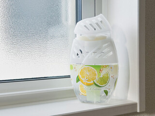 窓辺に置いてある置き型消臭剤