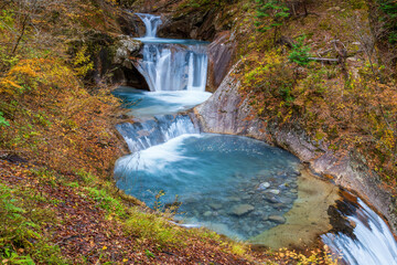 Obraz premium 紅葉の西沢渓谷七ツ釜五段の滝