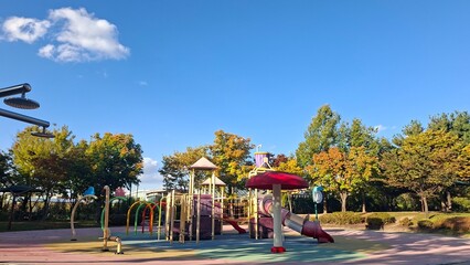 Obraz premium 놀이터,버섯,red and yellow, fall, autumn,leaves, nature, sky,leaf,season,가을 계절 낙엽 풍경