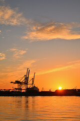 Fototapeta premium 朝日に照らされた港の風景