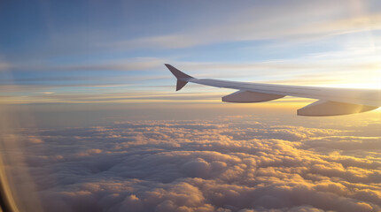 Obraz premium Airplane Wing Over Clouds High Altitude Sky View From Airplane