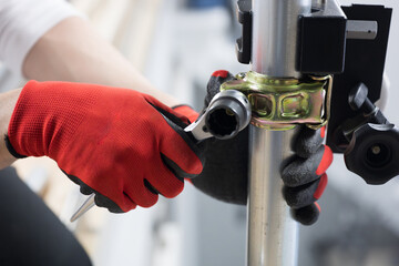 パイプを固定するクランプなどの施工作業