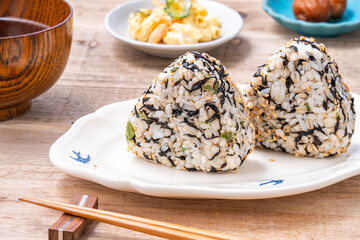 テーブルの上のおにぎり