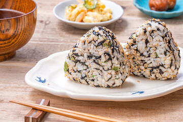 テーブルの上のおにぎり