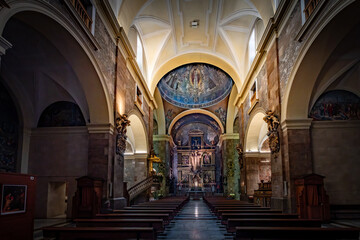 Fototapeta premium Valladolid, una ciudad europea en invierno, con espectaculares luces de colores brillantes.