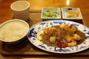 Sichuan cuisine (Chinese cuisine): chili shrimp (stir-fried shrimp in chili sauce)