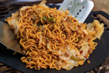 キャンプで料理する美味しい焼きそば