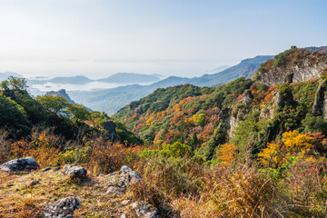 Fototapeta premium 日本の瀬戸内海のとても美しい秋の風景