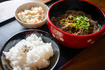とても美味しい日本の岡山県の肉うどん定食