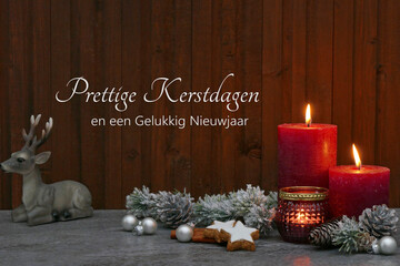 Weihnachtskarte: Rustikale Weihnachtsdekoration mit Kerzen, Zweigen und Weihnachtskugeln auf einer...