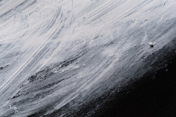 黒色の画用紙に塗られた白い絵の具