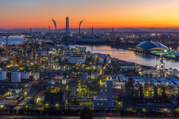 日本の都市風景　工場夜景　三重県　夕暮れの四日市コンビナート
