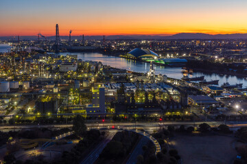 日本の都市風景　工場夜景　三重県　夕暮れの四日市コンビナート