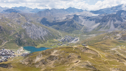 randonnée en altitude autour de l'Aiguille percée au dessus de Tignes dans le massif de la Haute tarentaise dans le parc de la Vanoise dans les Alpes en France en été en Savoie