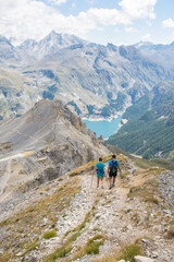 Fototapeta premium randonnée en altitude autour de l'Aiguille percée au dessus de Tignes dans le massif de la Haute tarentaise dans le parc de la Vanoise dans les Alpes en France en été en Savoie