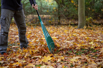 Bl&auml;tter im Herbst zu Hause zusammenfegen