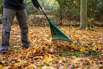 Bl&auml;tter im Herbst zu Hause zusammenfegen
