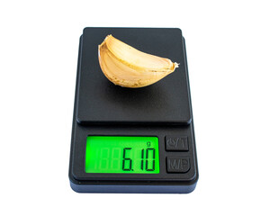 How many grams does one garlic weigh?