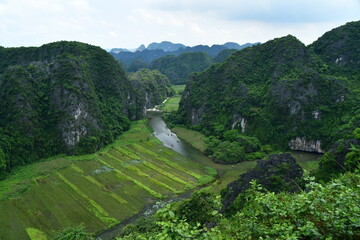 ベトナムホアルーのムア洞窟