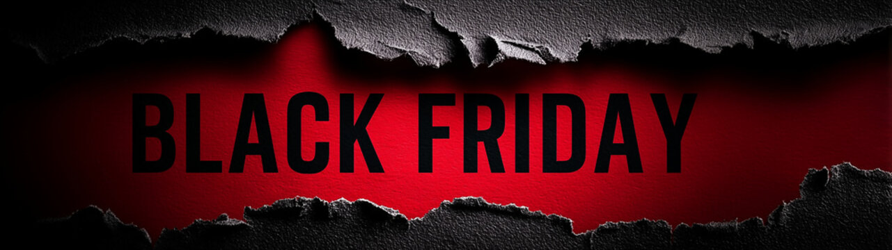 Texte en anglais "BLACK FRIDAY", lettres majuscules noires sur bande rouge effet papier d&eacute;chir&eacute; en horizontal sur fond noir textur&eacute;, visuel commercial pour promotions et soldes fin novembre