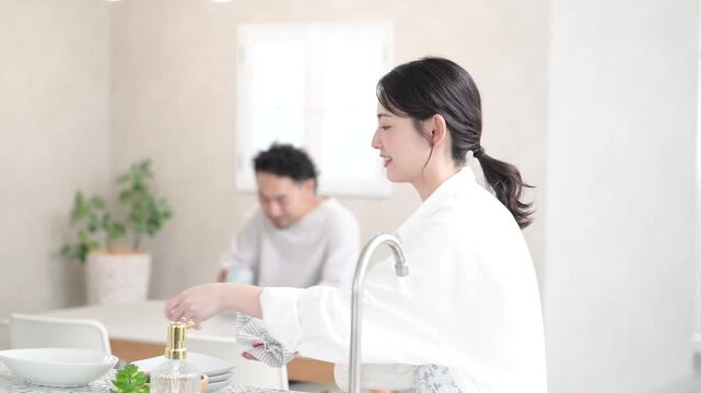 キッチンで家事をする日本人の母親と家族 暮らしや育児のライフスタイル共働きの朝の様子の動画　