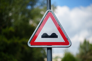 Bremsschwelle Zeichen Schweiz