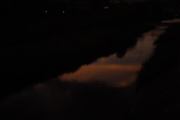 Naklejka premium 夕日と川