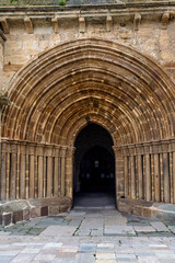 Obraz premium Intricate arched doorway of the Collegiate Church of San Miguel - Aguilar de Campoo