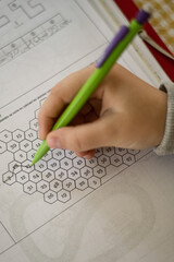 Jeune fille qui étudie des mathématiques