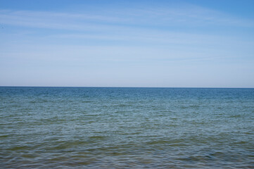 Spokojne morze bałtyckie z błękitnym niebem