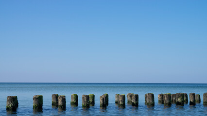 Cisza nad wodą – falochron na spokojnym morzu Bałtyckim © Sebastian
