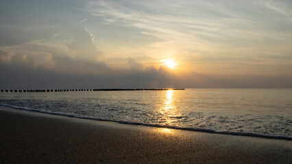 Wicie, złoty zachód słońca nad morzem Bałtyckim © Sebastian