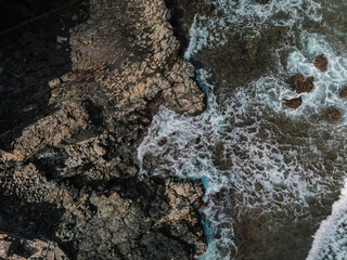 mar rompiendo en rocas