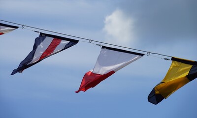 Drapeaux au vent .